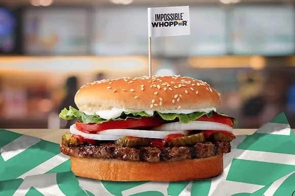 汉堡王与Impossible Foods合作推出的“不思议皇堡（Impossible Whopper）”。